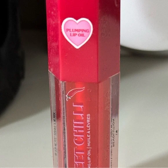 Revolution Sweet Chilli Plumping Lip Oil Red Vegan & Cruelty Free - Picture 3 of 5